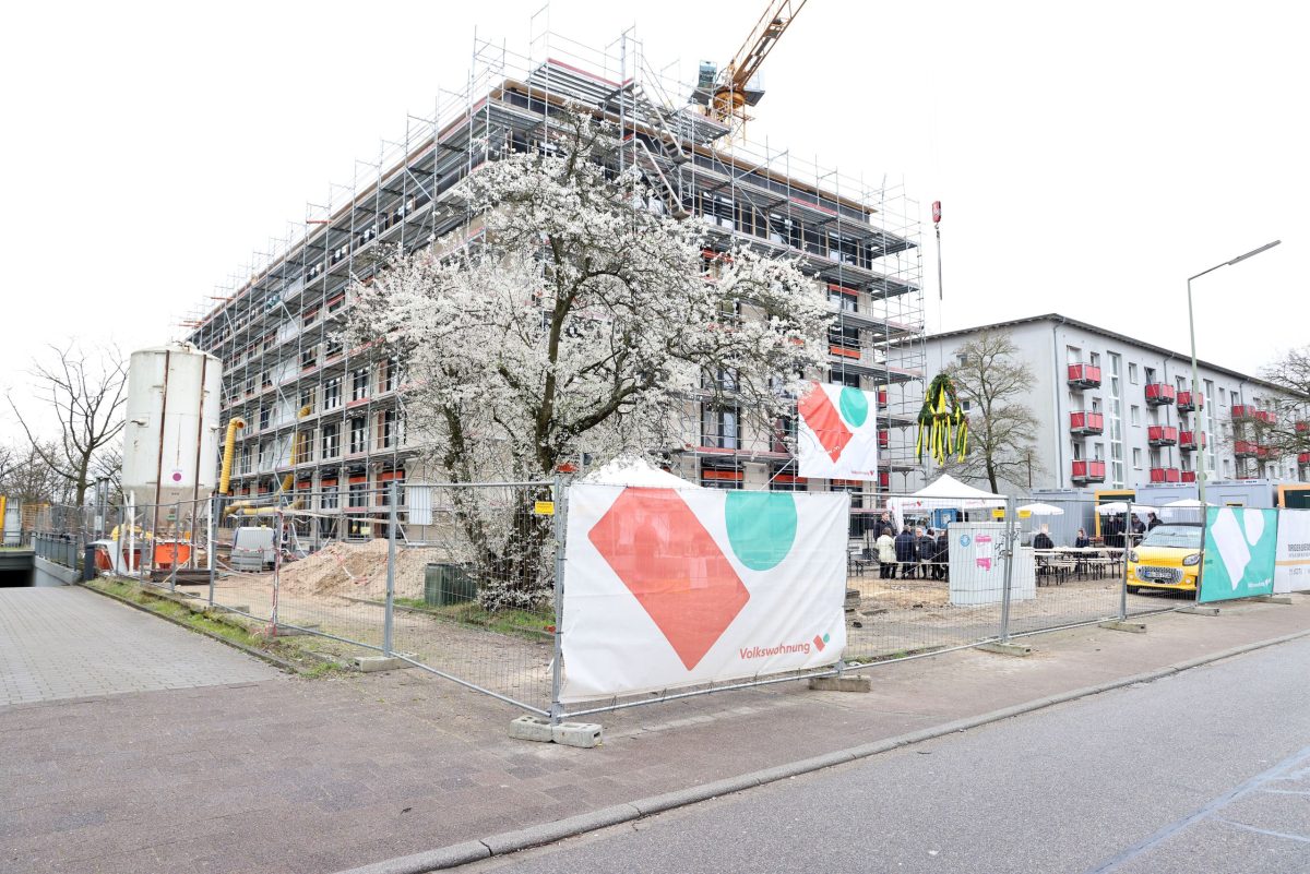 Das Gebäude in der Josef-Schofer-Straße wird modernisiert und ist deshalb noch komplett eingerüstet.
