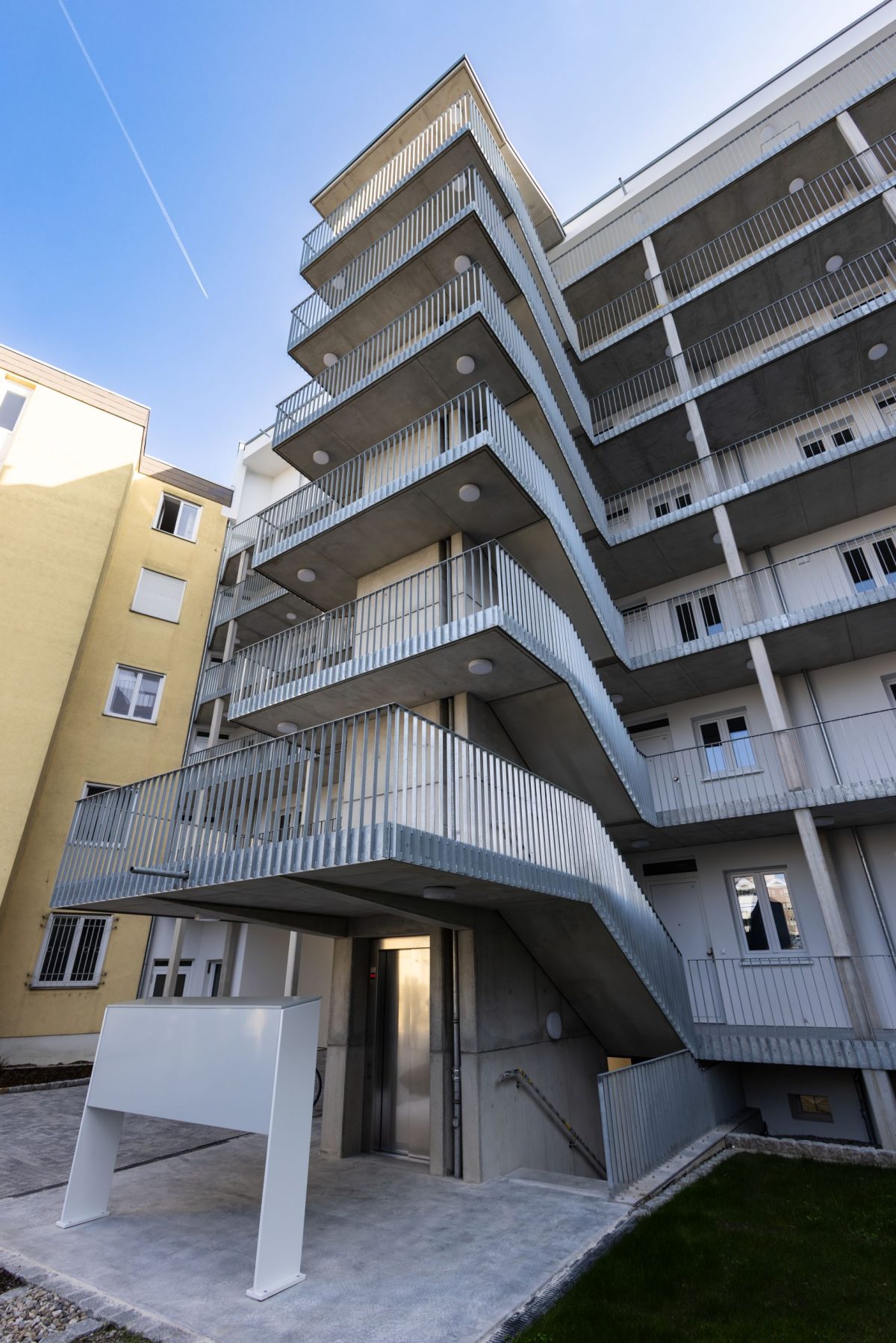 Der Treppenaufgang beim modernisierten Gebäude in der Kapellenstraße.