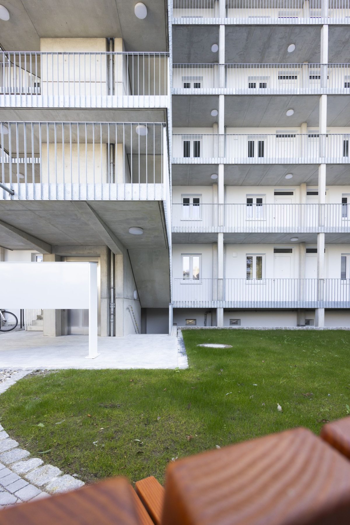 Auf der Gebäuderückseite der Kapellenstraße 76 sind die neuen Laubengänge zu sehen.