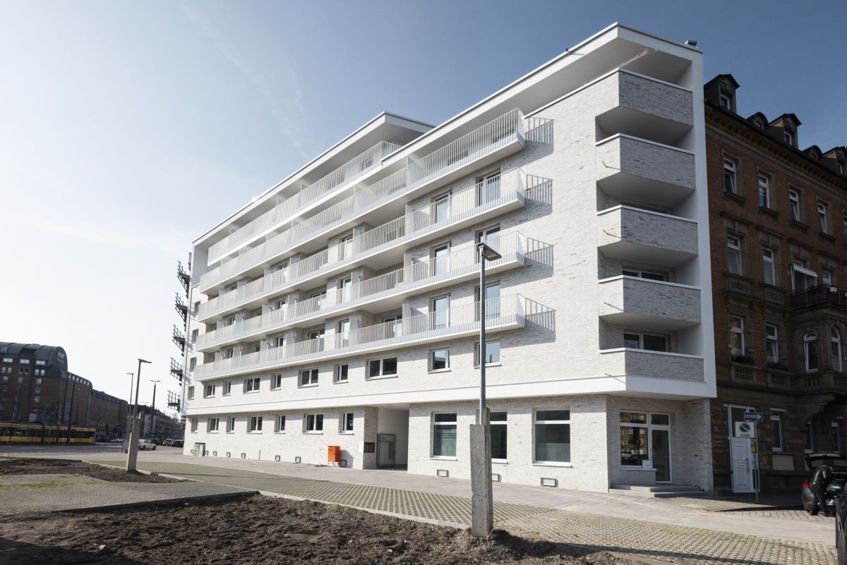 Das modernisierte Gebäude in der Kapellenstraße hat eine tolle weiße Fassade bekommen.