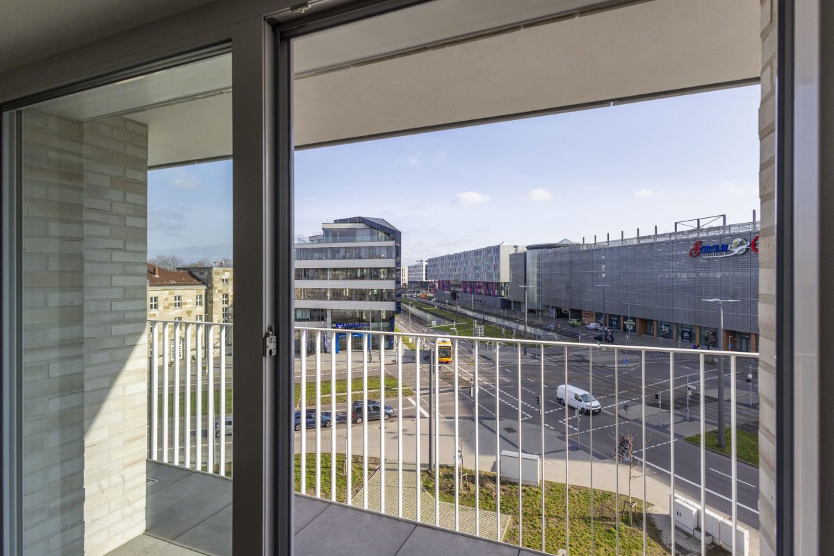 Der Blick aus dem Fenster des modernisierten Gebäudes in der Kapellenstraße. Die Ludwig-Erhard-Allee, das Einkaufszentrum und die L-Bank sind zu sehen.
