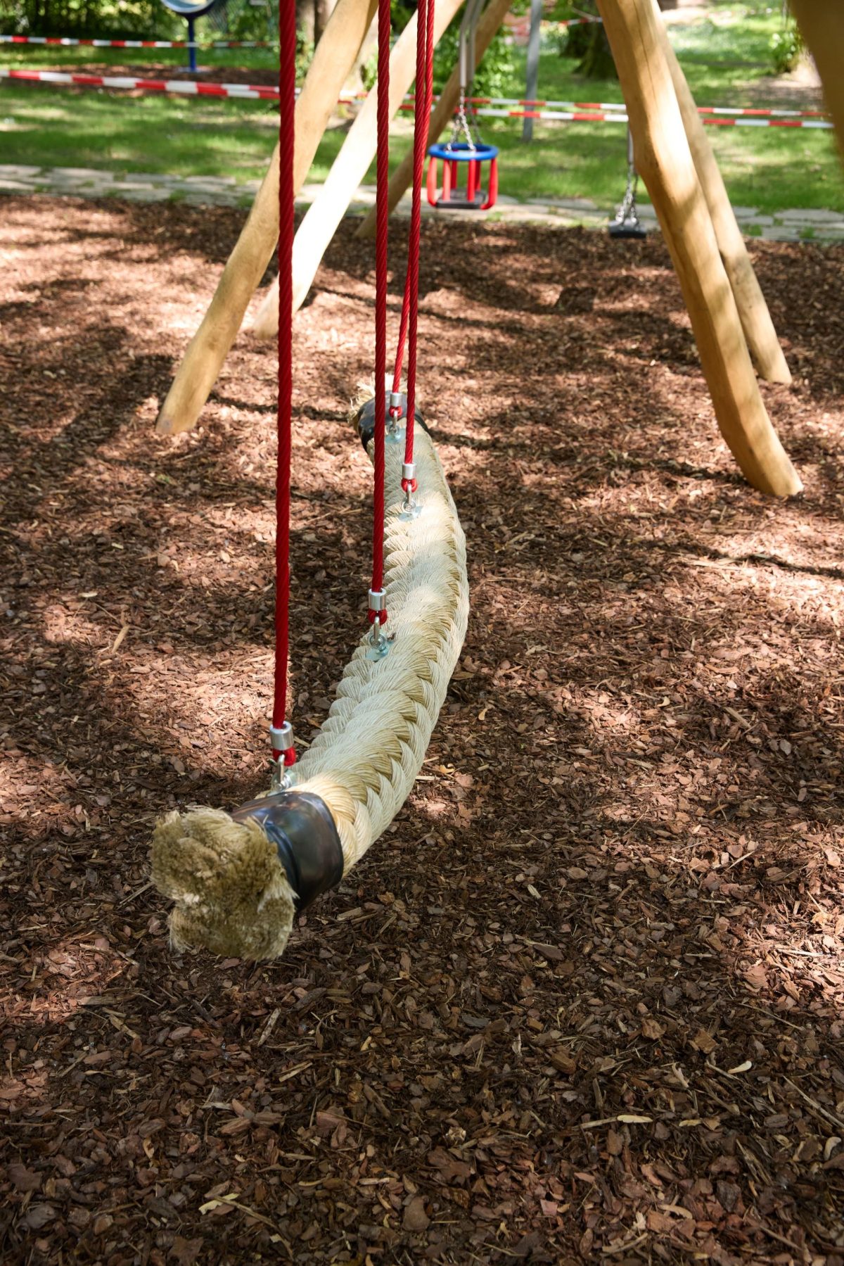 Eine Tampenschaukel auf einem neu angelegten Spielplatz.