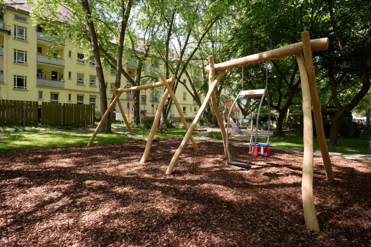 Ein neu angelegter Spielplatz mit Tampenschaukel, Kleinkindschaukel und Rutsche.