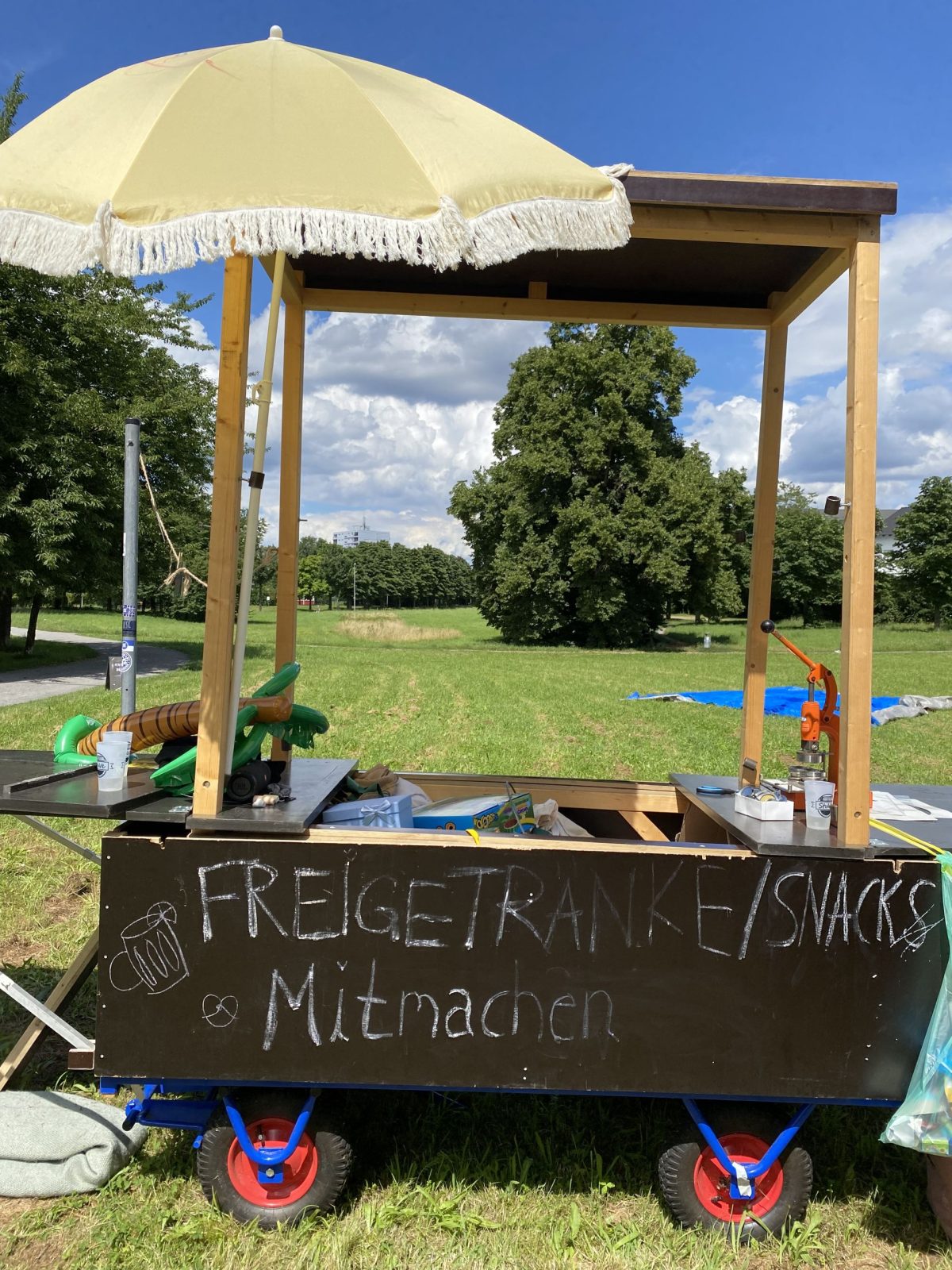 Ein selbstgebauter mobiler Getränkewagen steht auf einer Wiese in Oberreut.