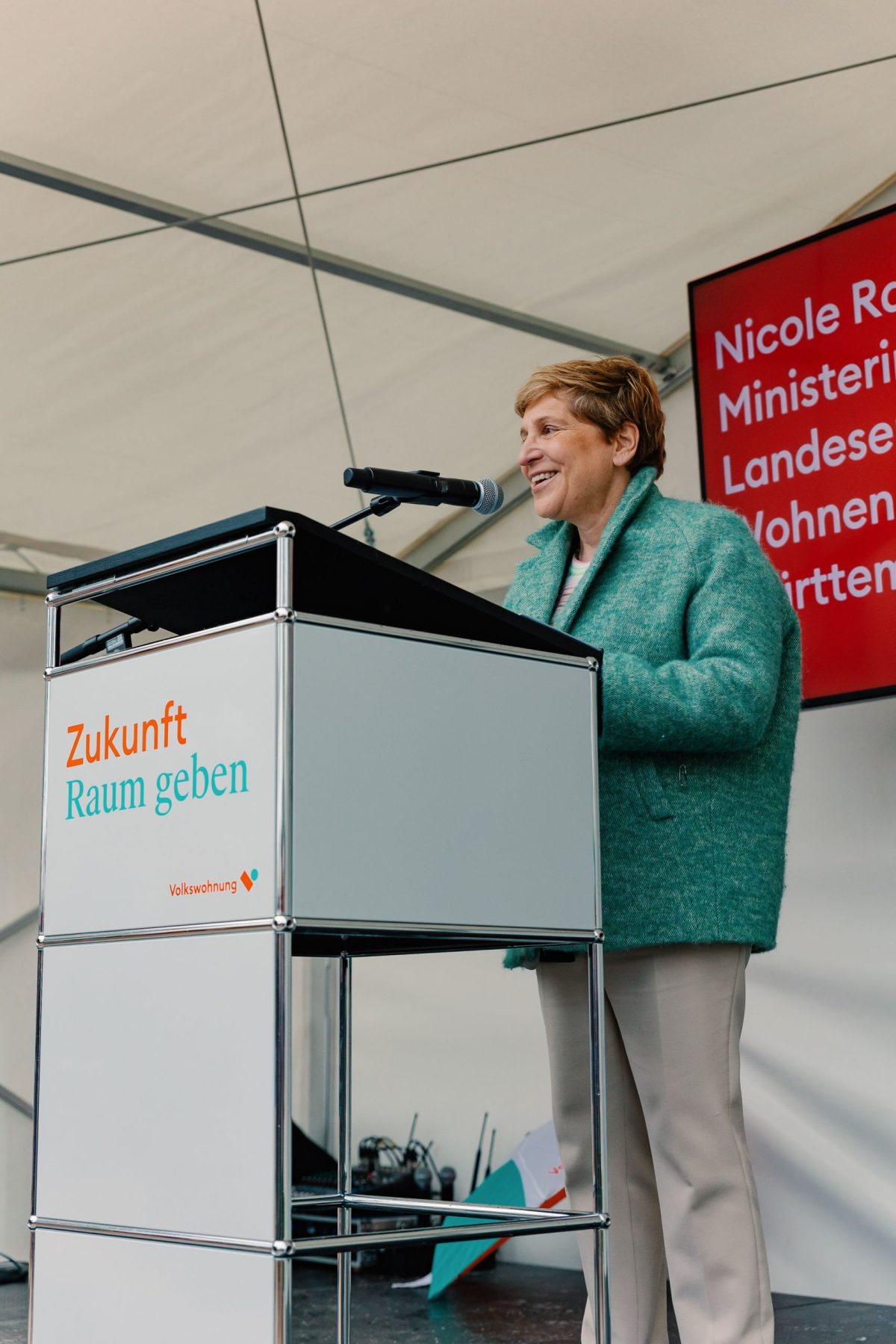 Die Landesbauministerin Nicole Razavi MdL hält eine Rede zur Fertigstellung des Bauprojektes.