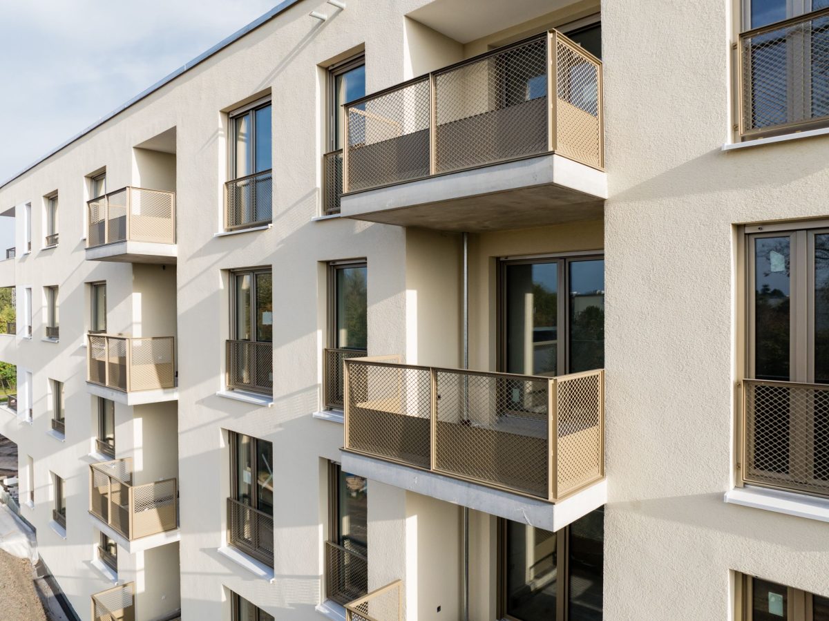 Fassade mit Balkonen am Neubau im Agust-Klingler-Areal
