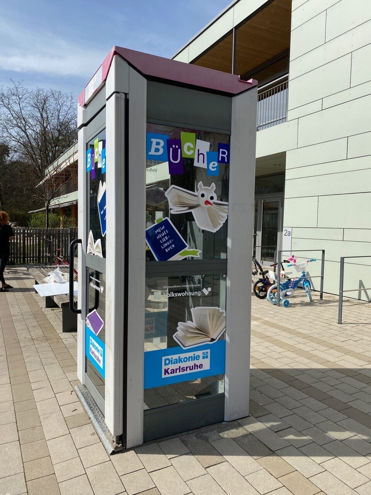 Ein öffentlicher Bücherschrank steht auch in Oberreut. Vor dem Gebäude der Villa Regenbogen.
