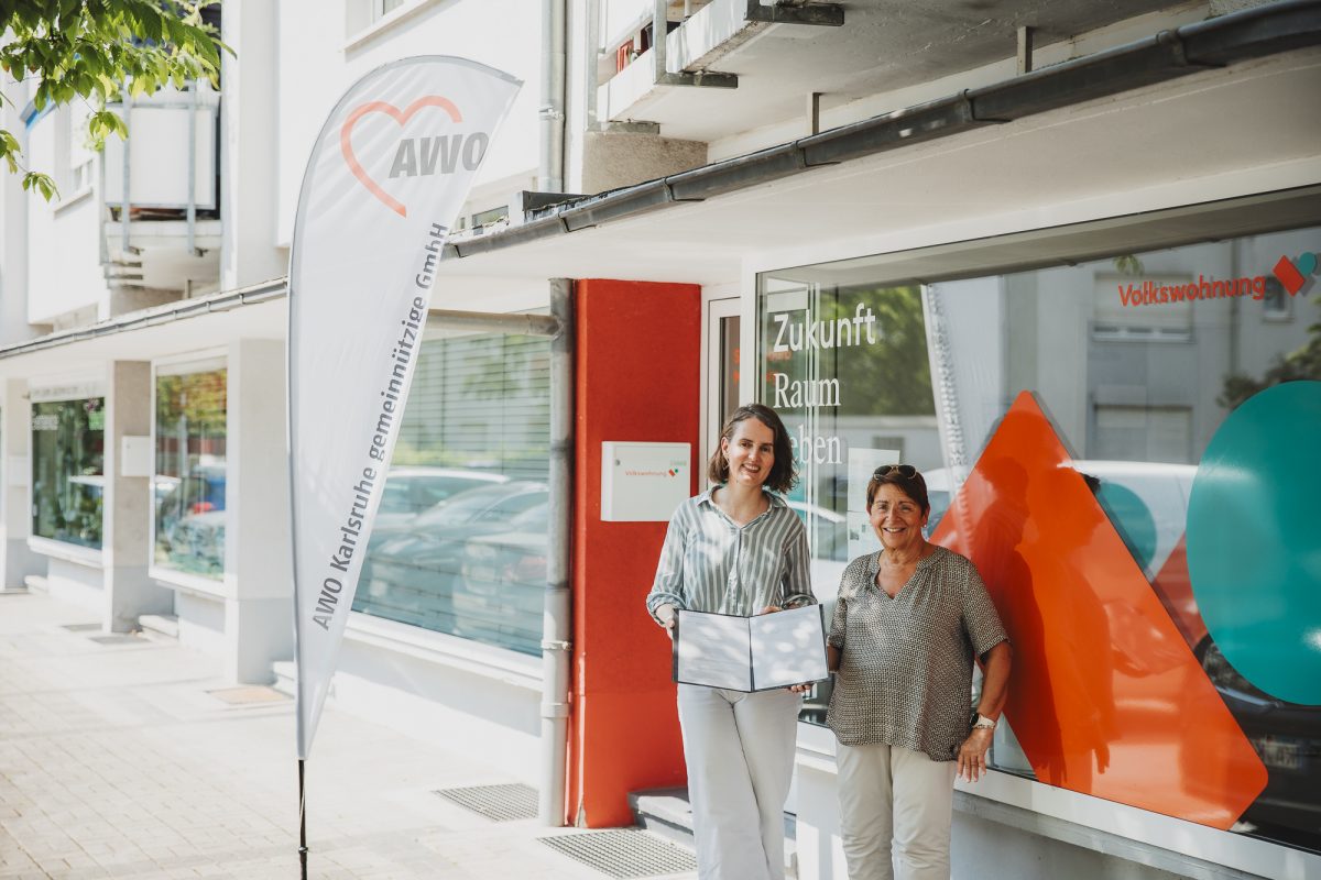 Anja Kulik und Clarissa Simon stehen nach der Vertragsunterzeichnung vor dem Servicebüro der Volkswohnung in Mühlburg.