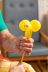 Ein Klinikclown hält eine Luftballon-Maus in der Hand.
