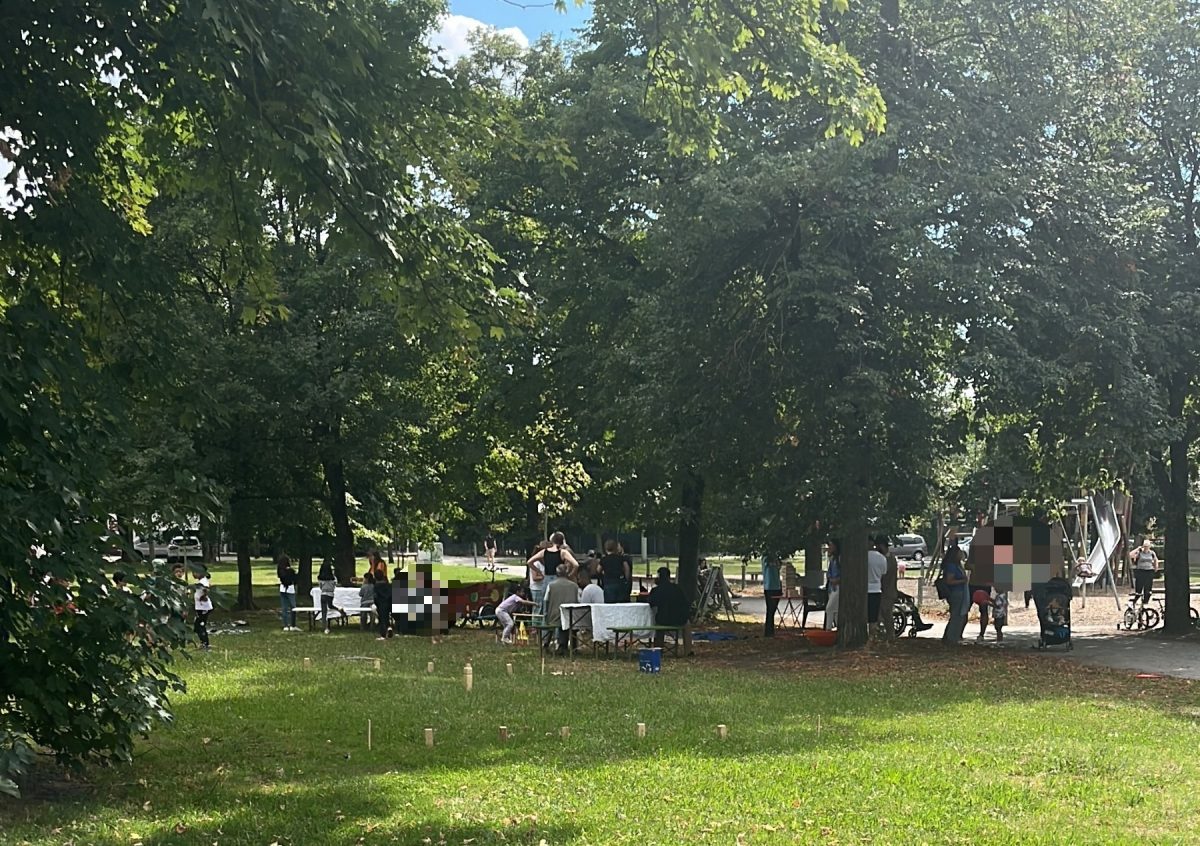 Auf dein großen Wiese wurde unter den Bäumen ein Picknick aufgebaut.