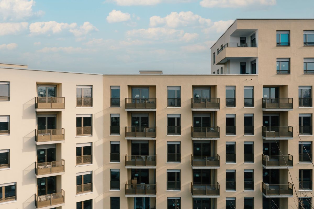 Fassade mit Balkonen am Neubau im Agust-Klingler-Areal