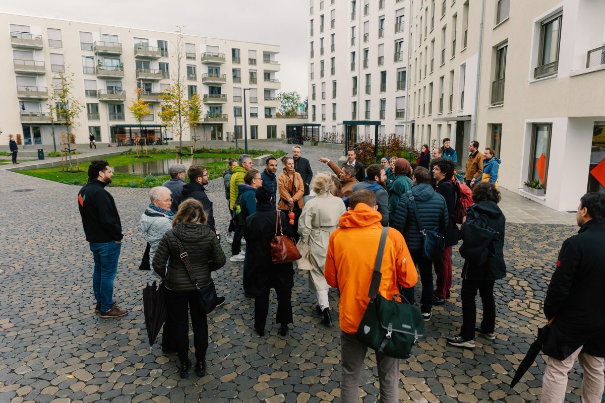 Etwa 20 Personen nehmen an einer Führung durch das August-Klingler-Areal teil.