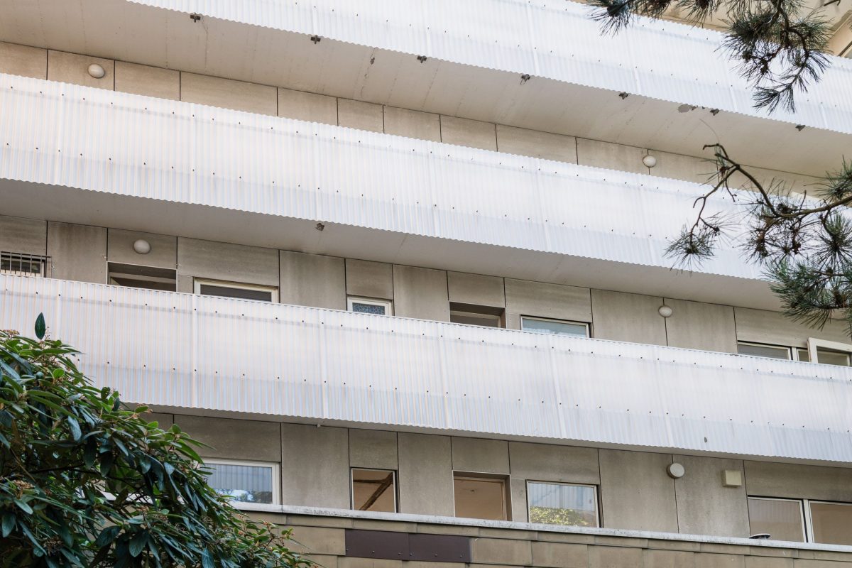 Detailansicht der Balkone in der Kronenstraße 24.