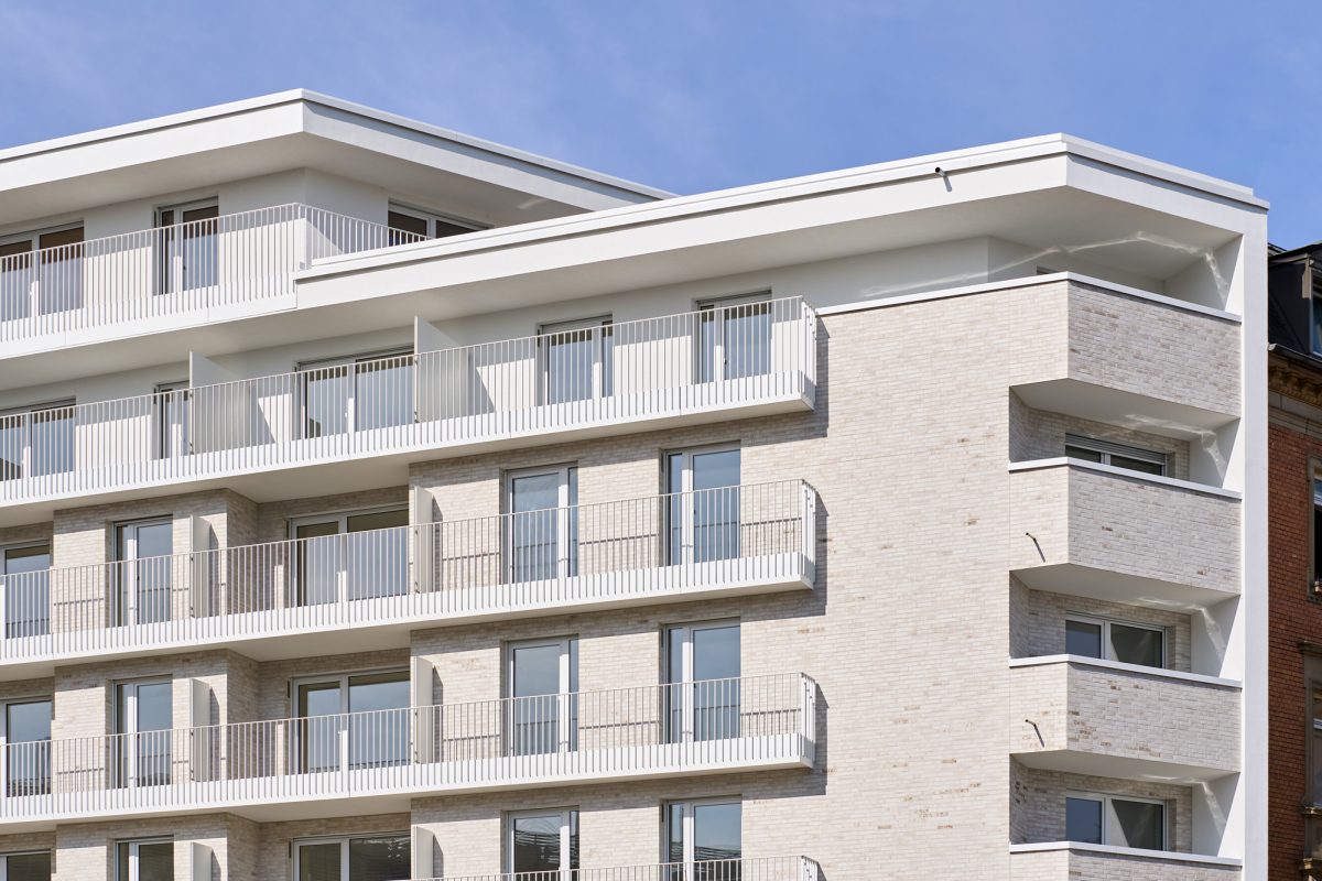 Detailaufnahme der Fassade der Modernisierung in der Innenstadt an der Kapellenstraße.