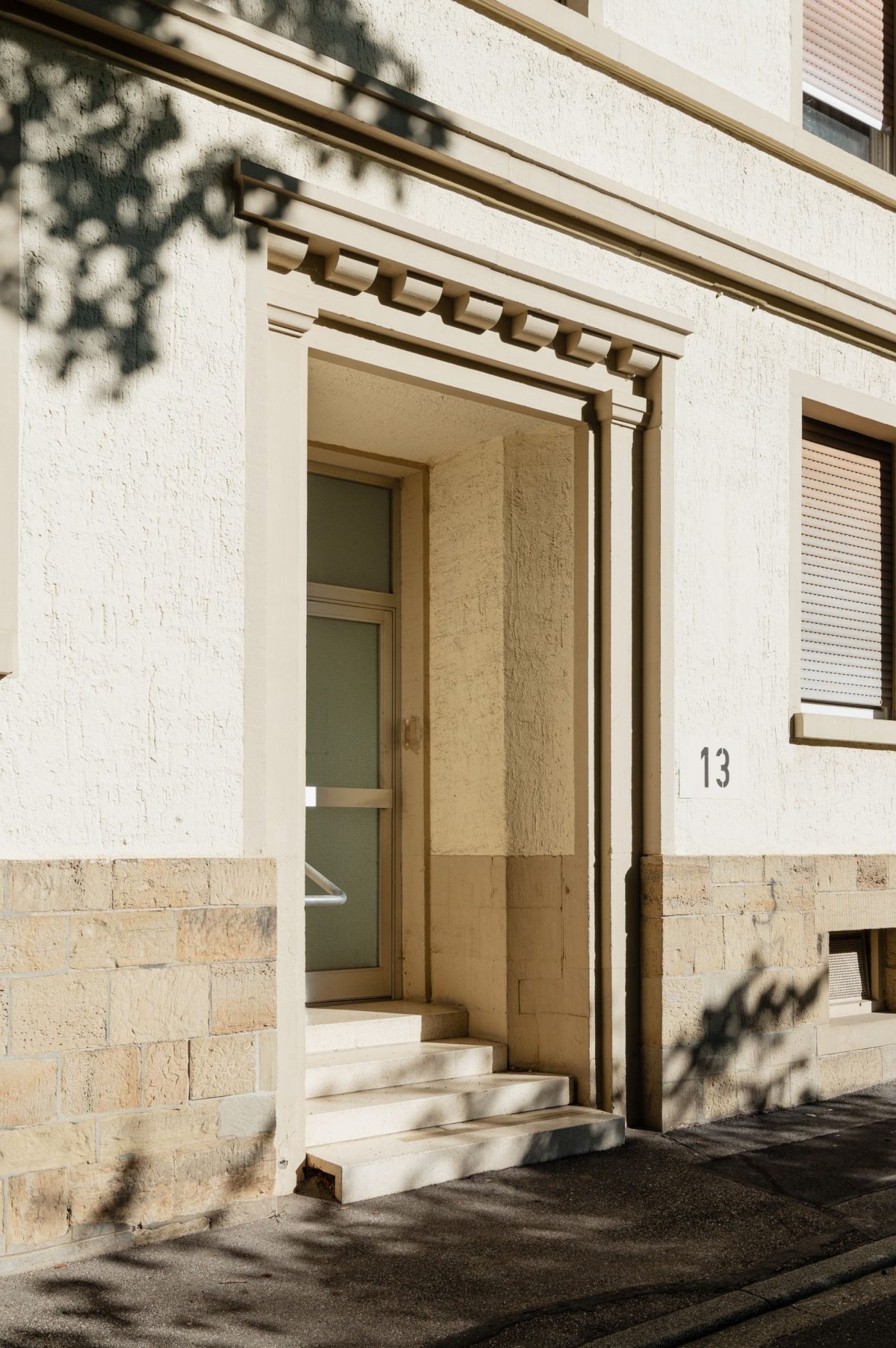 Detailansicht eines Eingangs im Schückblock in der Oststadt.