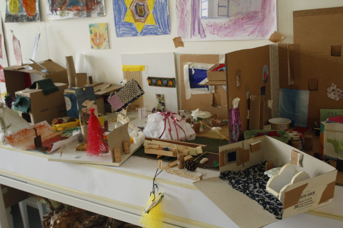 In einem Raum steht Selbstgebasteltes von Kindern zum Thema Mein Raum.