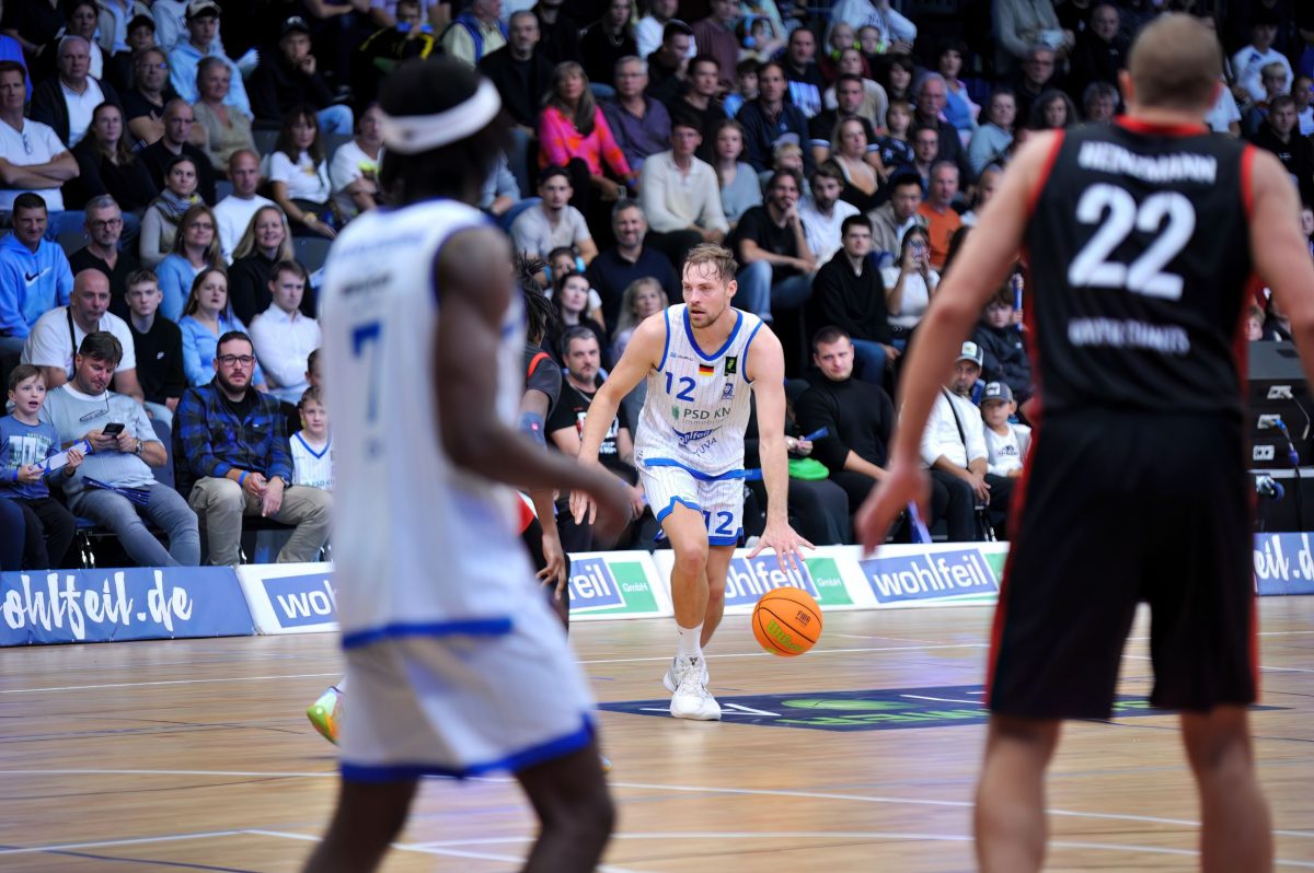 Ein Basketballspieler der PSK LIONS prellt den Ball und versucht am Gegner vorbeizukommen.