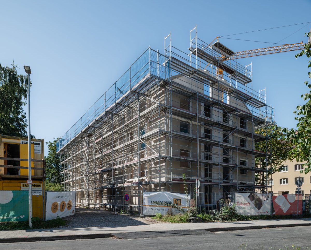 Außenansicht der Modernisierung in der Hildebrandstraße 30 in Durlach. Das Gebäude hat ein Gerüst.