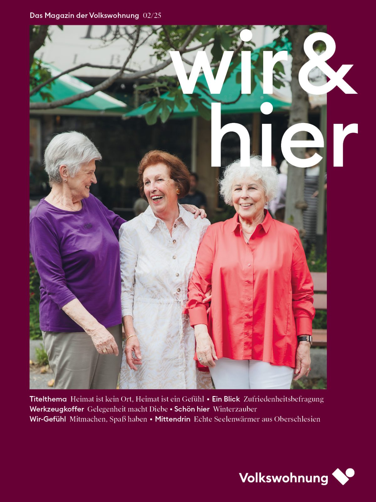Auf der Titelseite unseres Magazins sind drei ältere Frauen zu sehen. Sie stehen vor einem Café und unterhalten sich lachend.