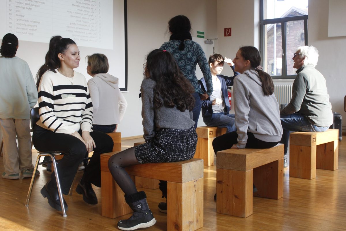 Bei einem Workshop üben die Teilnehmenden Posen für ein Theaterstück