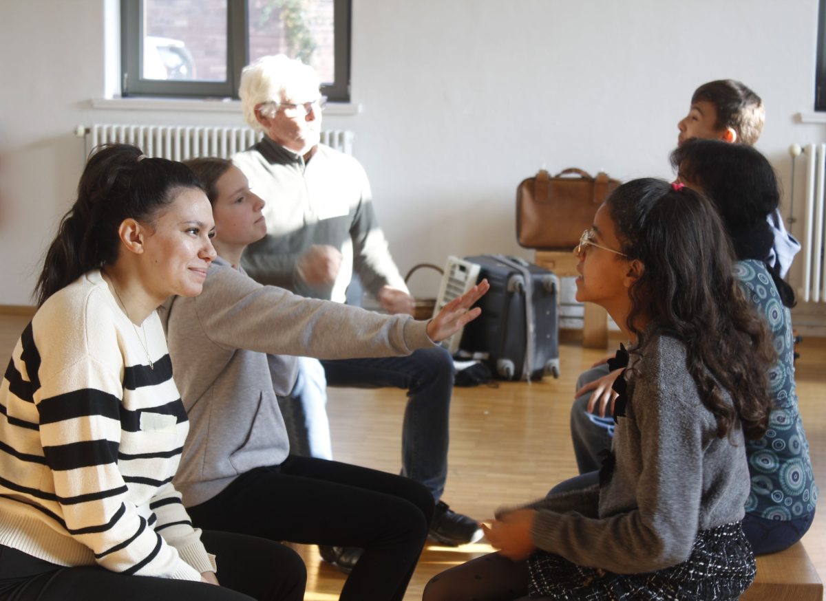 Bei einem Workshop üben die Teilnehmenden Posen für ein Theaterstück