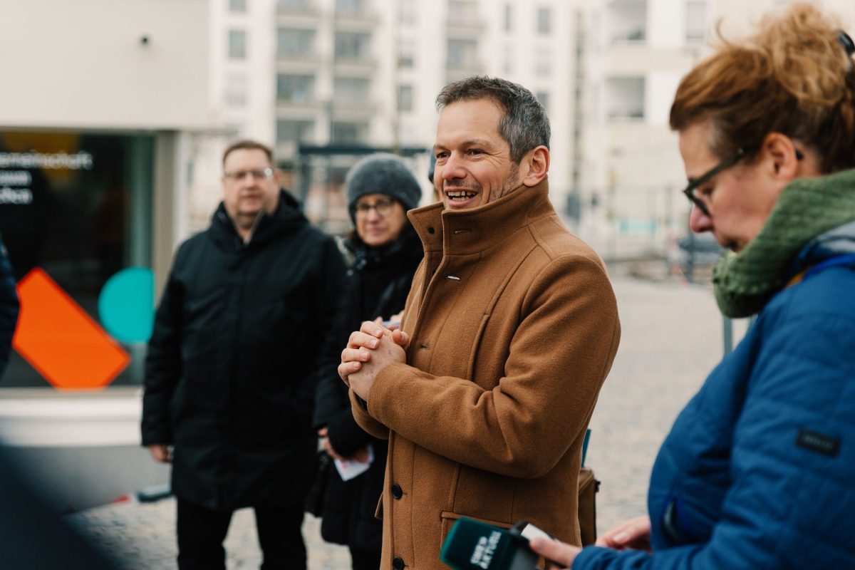 Stefan Storz, Geschäftsführer der Volkswohnung heißt verschiedene Pressevertreter im August-Klingler-Areal willkommen.