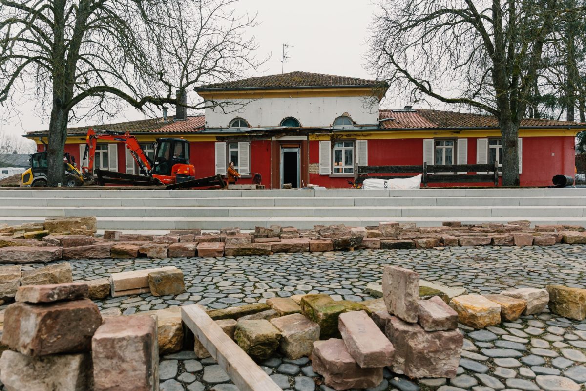 Frontalansicht des denkmalgeschützten Vereinsheimes im August-Klingler-Areal. Das Haus ist dunkelrot und noch Baustelle.