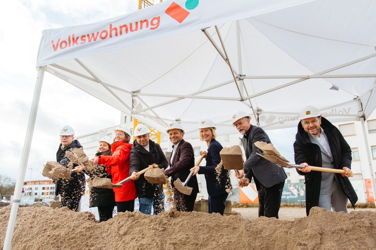 Mit dem symbolischen ersten Spatenstich von Politik, Bau- und Projektbeteiligten sowie Stakeholdern beginnt traditionell die Bauphase für die neue Kita in Karlsruhe-Oberreut. V.l.n.r.: Christoph Klinkott (Klinkott Architekten), Ayse Saglam und Susanne Brinkmann (Projektleitungen Volkswohnung), Frederick Kassnel (Bürgerverein Oberreut), Stefan Storz (Geschäftsführer Volkswohnung), Sozialdezernentin Yvette Melchien, Markus Barton (Geschäftsführer AWO Karlsruhe) und Bernhard Bauer (Geschäftsführung DIRINGER & SCHEIDEL).