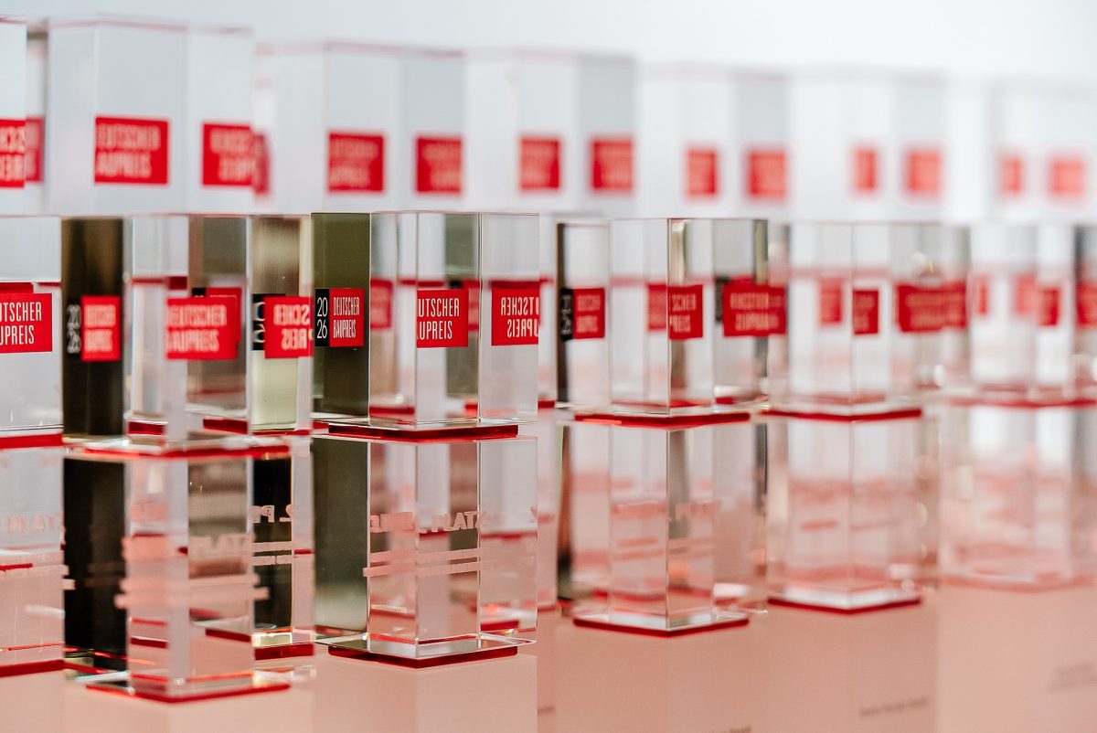 Dargestellt ist der Deutsche Baupreis als Glaspokal