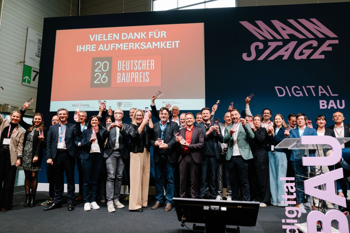 Alle Gewinner:innen des Deutschen Baupreises stehen zusammen auf der Bühne