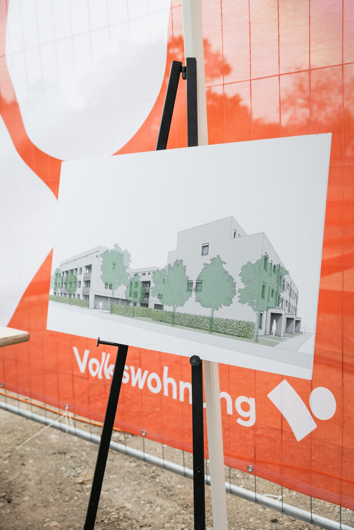 Auf einer Staffelei steht die Visualisierung eines Neubaus.