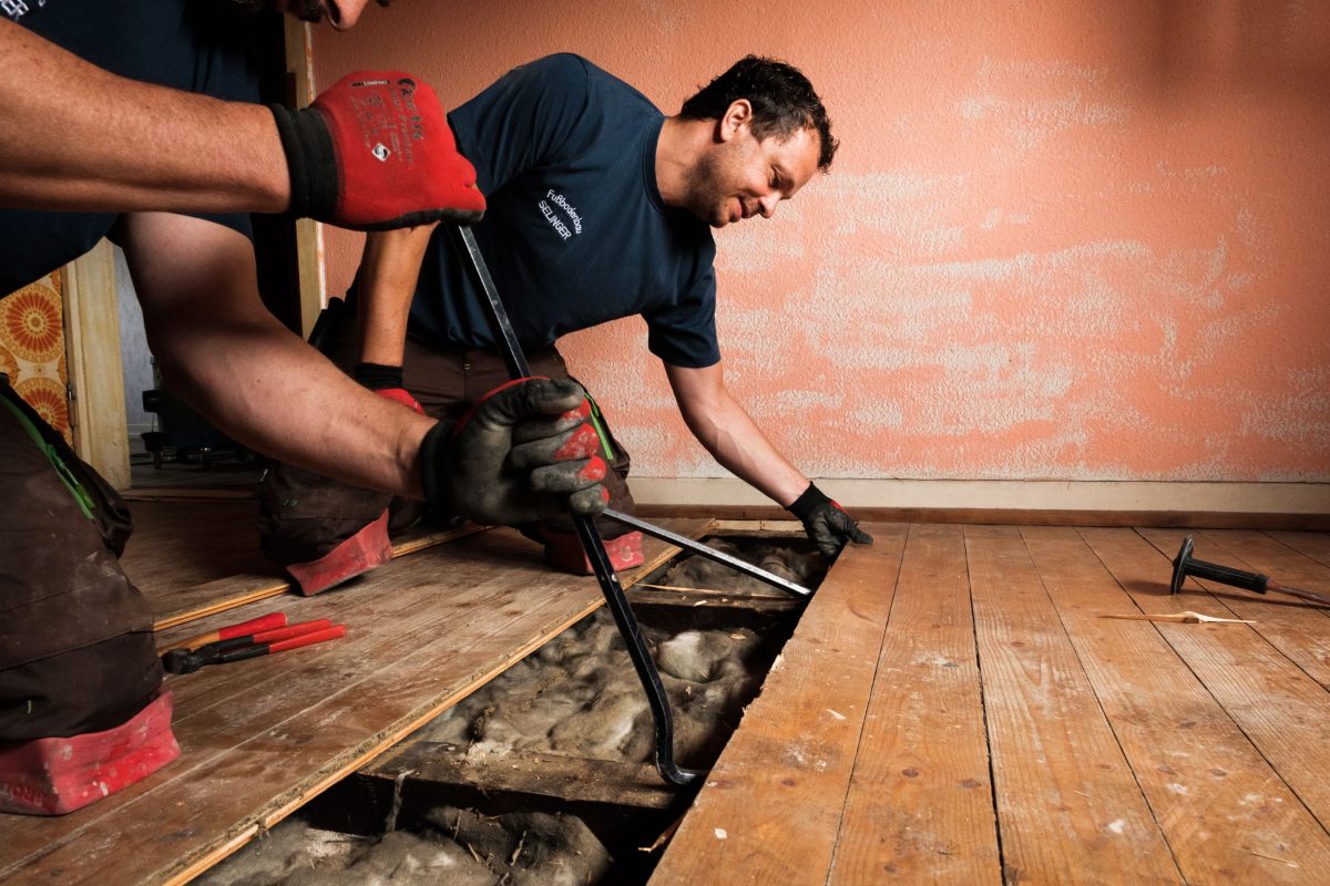 Im Sinne des Urban-Mining-Konzeptes wurden im Buschwiesenweg vor Abriss u.a. die Dielenböden ausgebaut. Das Bild zeigt die Zimmerer beim Ausbau.