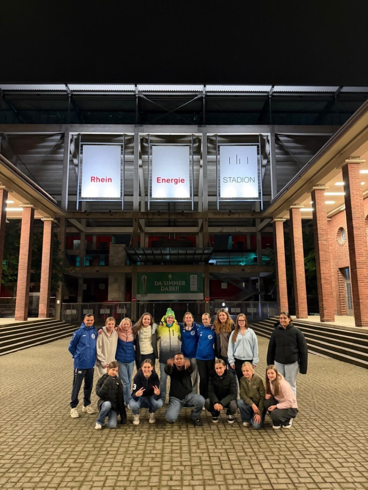 Die C-Juniorinnen des ASV-Hagsfeld vor dem Rhein-Energie-Stadion in Köln