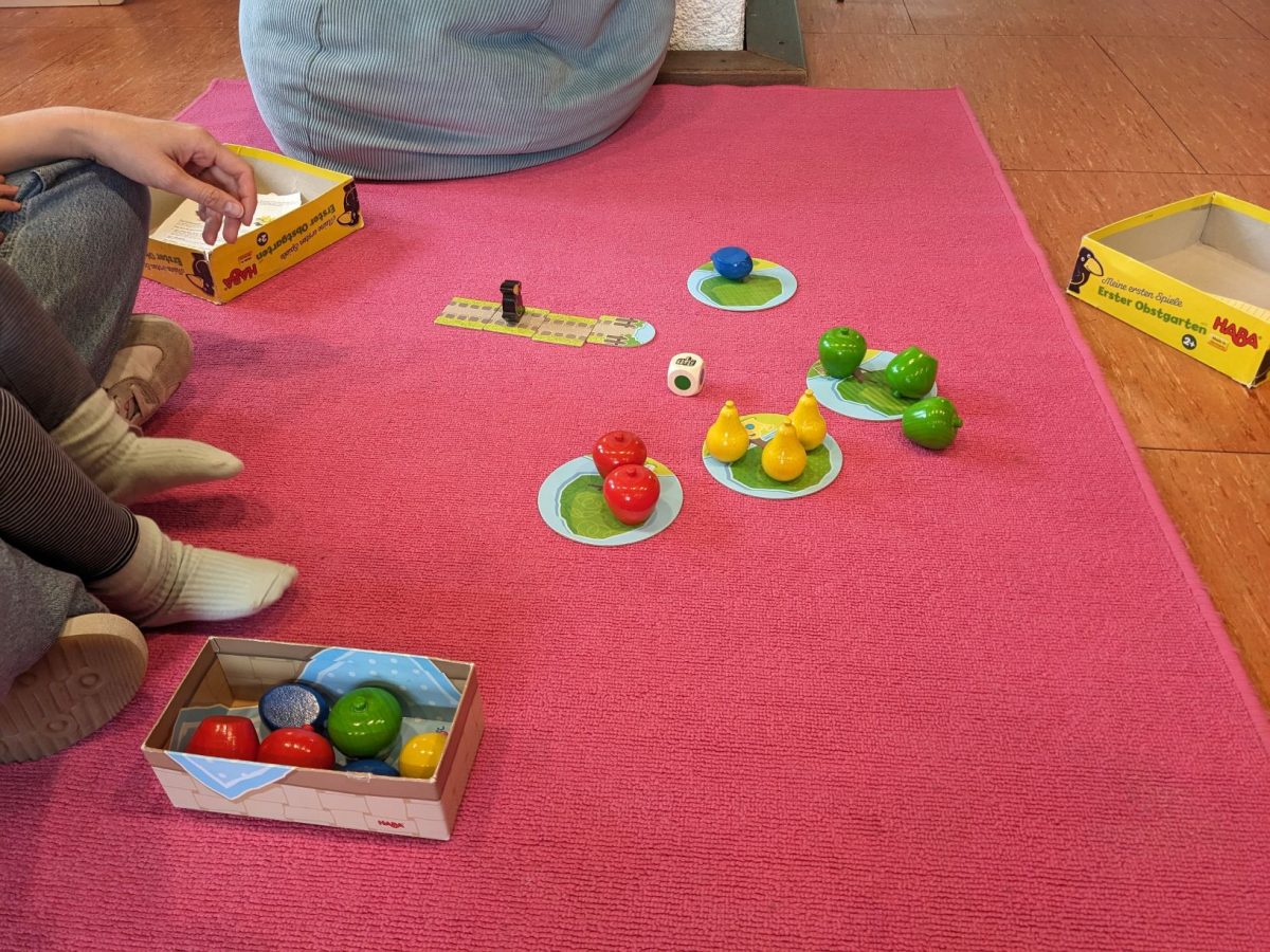 Ein roter Teppich, auf dem ein Spiel ausgebreitet ist.