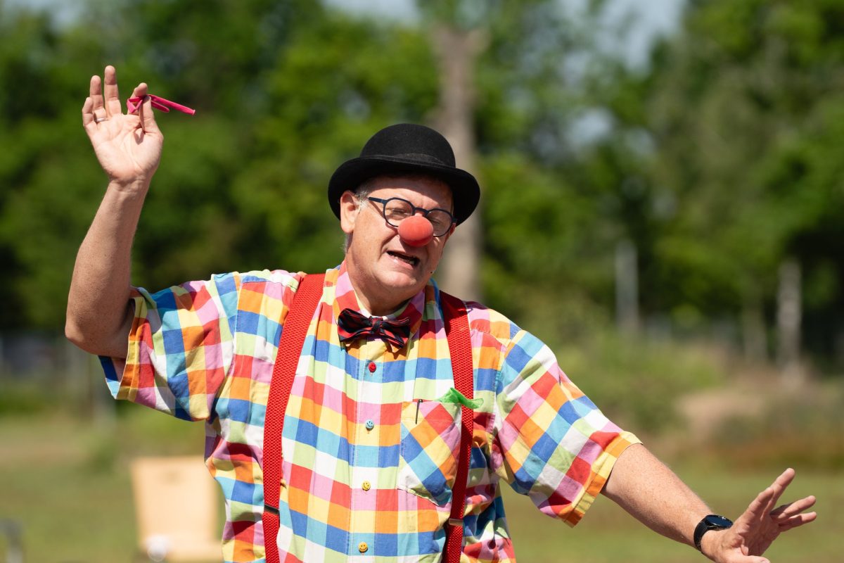 Clown Benji winkt in die Kamera