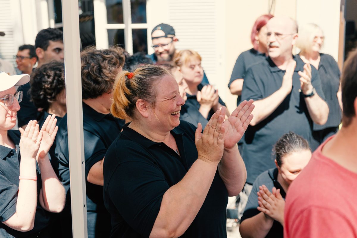 Gäste der Eröffnungsfeier des Cafés Samocca-Augustine im August-Klingler-Areal applaudieren und freuen sich über die offizielle Eröffnung