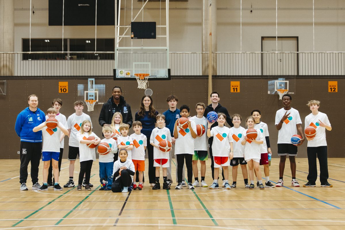 Gruppenfoto beim Basketball.