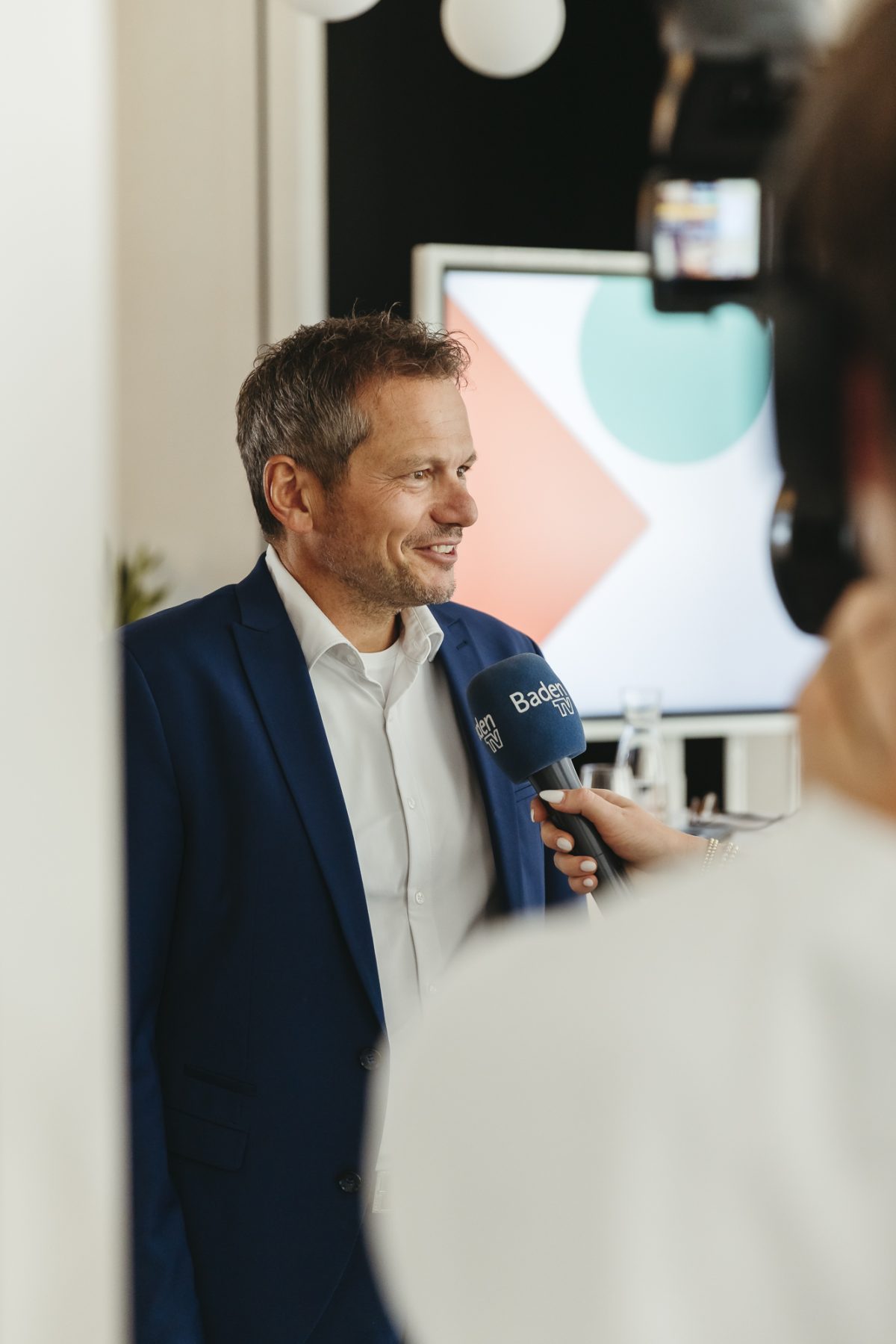 Stefan Storz wird bei der Jahrespressekonferenz 2026 interviewt und spricht in ein Mikrophon.
