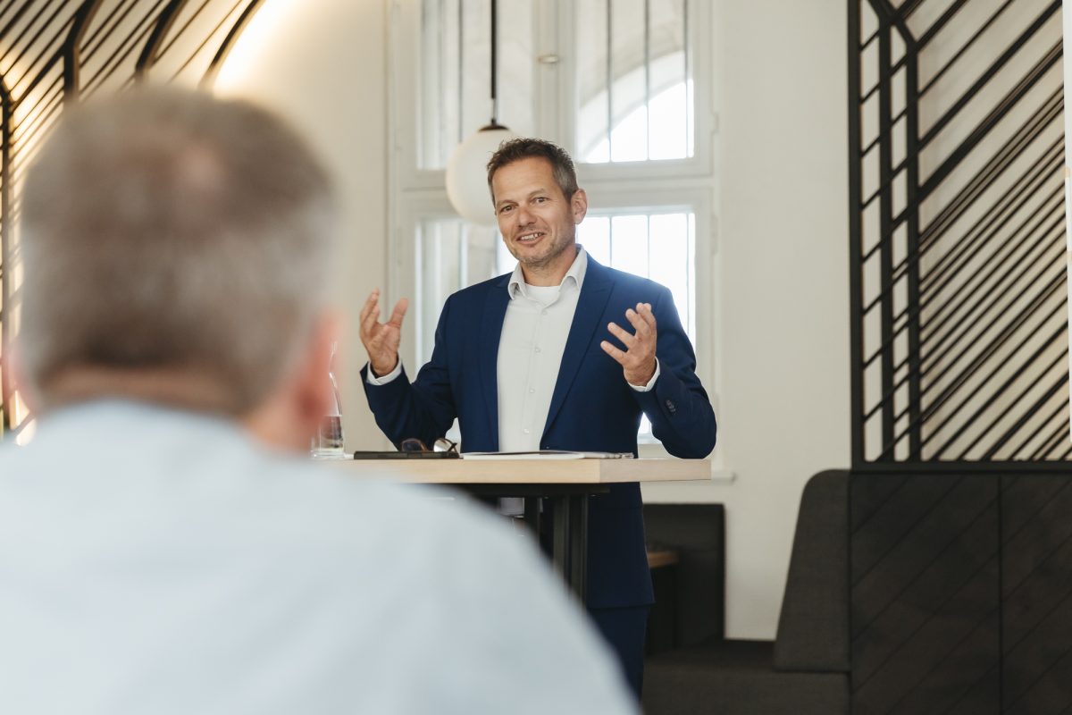 Stefan Storz spricht bei der Jahrespressokonferenz 2026