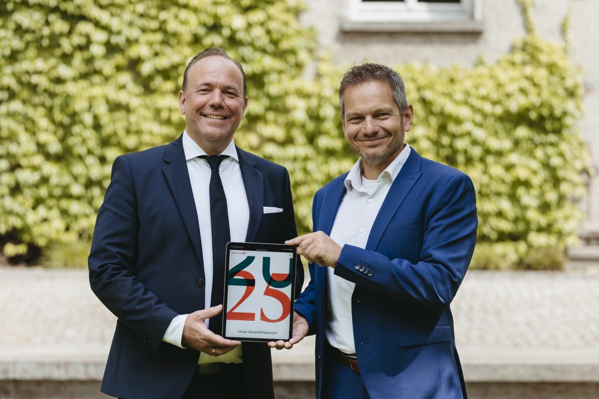 Daniel Fluhrer und Stefan Storz präsentieren den digitalen Geschäftsbericht 2025 auf einem iPad.